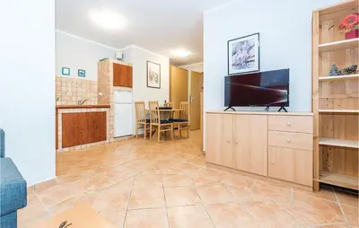 Kuhinja ili čajna kuhinja u objektu Two-Bedroom Apartment In Grebastica