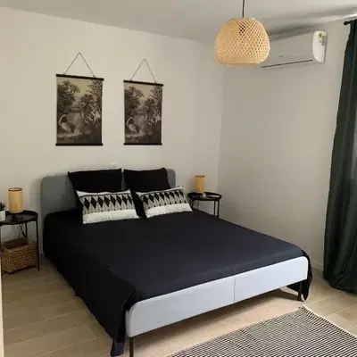 A cosy renovated one bedroom appartement with parking space and near the sea and the historical city center