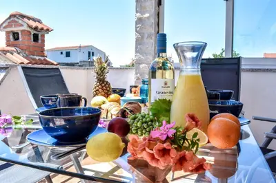 Pića u objektu Blue Swan Residence - Central Pirovac - Beach - Netflix