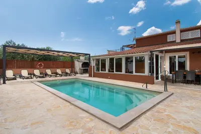 Bazen u objektu Villa Jakov ili u blizini