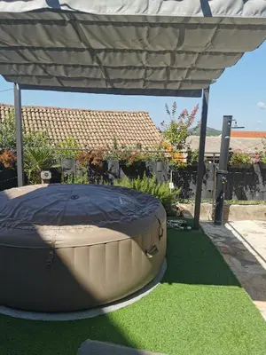 Vrt u objektu *Enjoy*
