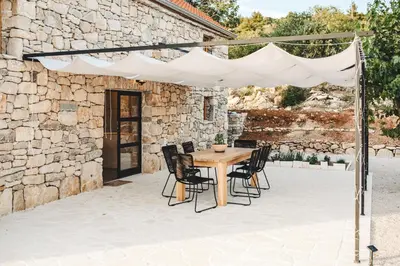 Popločani dio dvorišta ili vanjski dio objekta Villa Terra Meera