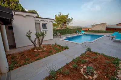 Bazen u objektu VILLA OLEA - ŠIBENIK ili u blizini