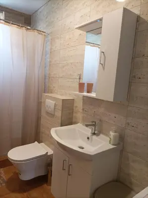 Kupaonica u objektu Spacious 2-bedroom apartment with terrace sea view
