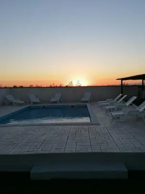 Pogled na izlazak ili zalazak sunca iz vila