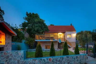 Zgrada u kojoj se nalazi vila