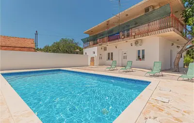 Bazen u objektu 2 Bedroom Lovely Apartment In Danilo ili u blizini