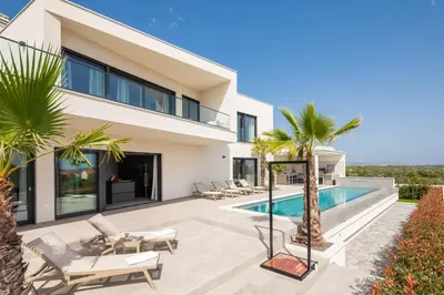 Bazen u objektu THE VIEW VODICE ili u blizini
