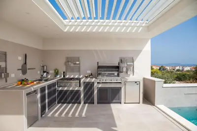 Kuhinja ili čajna kuhinja u objektu THE VIEW VODICE