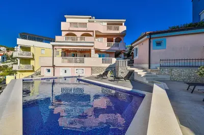 Bazen u objektu Luxury 2 etage apartment with private heated pool ili u blizini