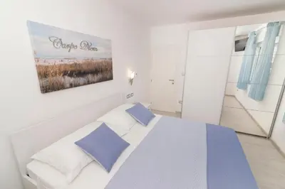 Krevet ili kreveti u jedinici u objektu Rozali Tisno Apartments