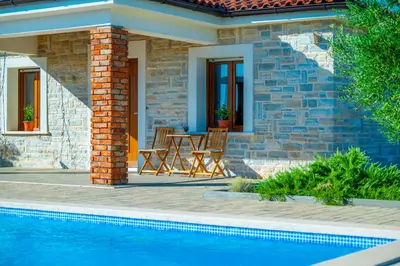 Bazen u objektu Villa Lunis ili u blizini