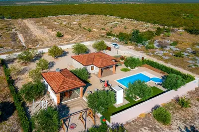Bazen u objektu Villa Lunis ili u blizini