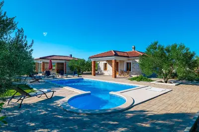 Bazen u objektu Villa Lunis ili u blizini