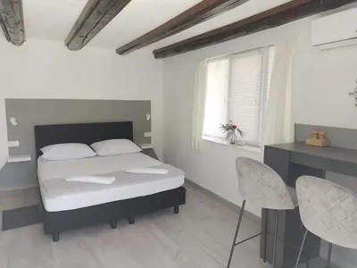 Krevet ili kreveti u jedinici u objektu Apartments Ciao Bella city centre with free parking