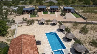 Bazen u objektu Mobile home Banovi dvori ili u blizini