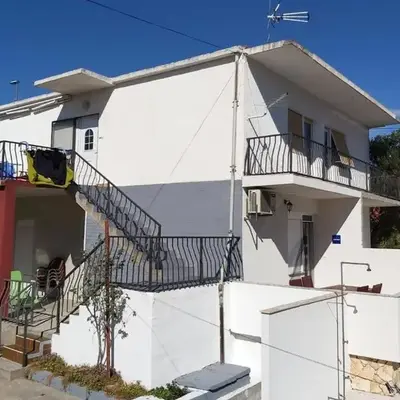 Apartments with a parking space Pirovac