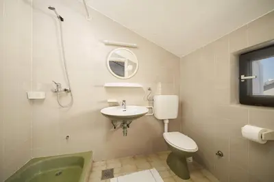 Kupaonica u objektu Apartment and Rooms Mrkovic Top Lokacija i Parking
