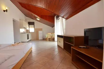 TV i/ili zabavni centar u objektu Apartment and Rooms Mrkovic Top Lokacija i Parking