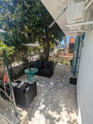 Popločani dio dvorišta ili vanjski dio objekta ground floor apartment 50m from beach