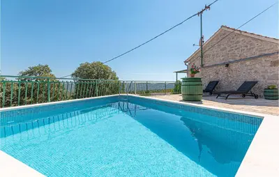 Bazen u objektu 2 Bedroom Beautiful Home In Milinkovica ili u blizini