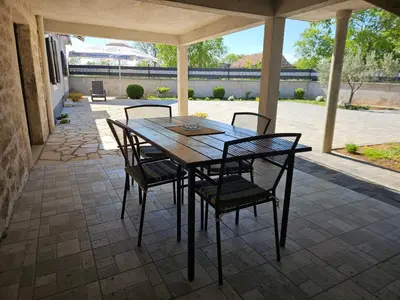 Popločani dio dvorišta ili vanjski dio objekta Holiday Home Nena