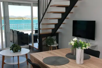 TV i/ili zabavni centar u objektu Apartmani Šara