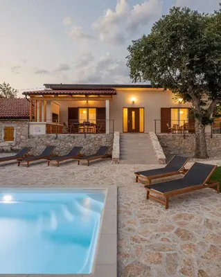 Bazen u objektu Villa Mara with Private Pool near Šibenik ili u blizini