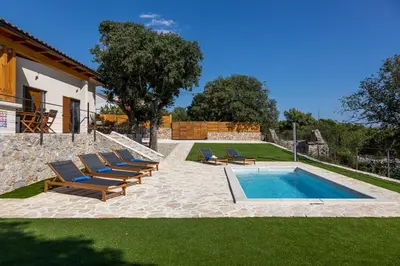 Bazen u objektu Villa Mara with Private Pool near Šibenik ili u blizini
