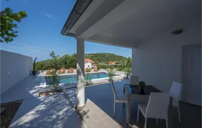 Bazen u objektu Nice Apartment In Murter With Wifi ili u blizini
