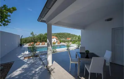 Bazen u objektu 1 Bedroom Gorgeous Apartment In Murter ili u blizini