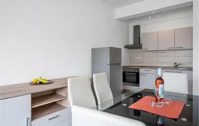 Kuhinja ili čajna kuhinja u objektu 2 Bedroom Stunning Apartment In Murter