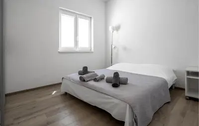 Krevet ili kreveti u jedinici u objektu 2 Bedroom Stunning Apartment In Murter
