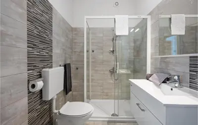 Kupaonica u objektu 2 Bedroom Stunning Apartment In Murter