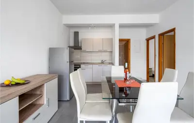 Kuhinja ili čajna kuhinja u objektu 2 Bedroom Stunning Apartment In Murter