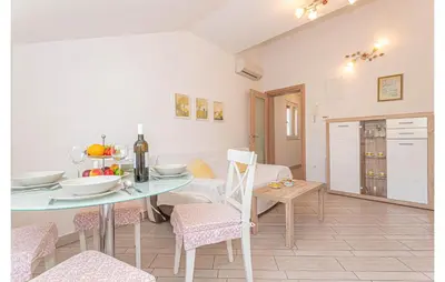 Kuhinja ili čajna kuhinja u objektu Gorgeous Apartment In Brodarica