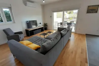 TV i/ili zabavni centar u objektu Villa Adria near Šibenik, 90 meters from the sea