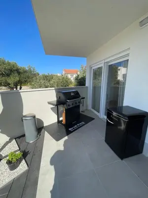 Oprema za roštilj dostupna gostima apartmana