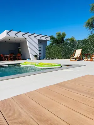 Bazen u objektu Villa Felix ili u blizini