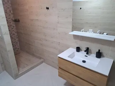 Kupaonica u objektu Robinson house Soline