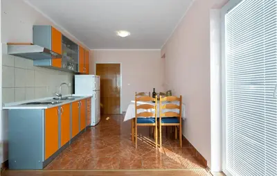 Kuhinja ili čajna kuhinja u objektu 2 Bedroom Amazing Apartment In Murter