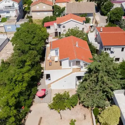 Apartments with parking space Pirovac