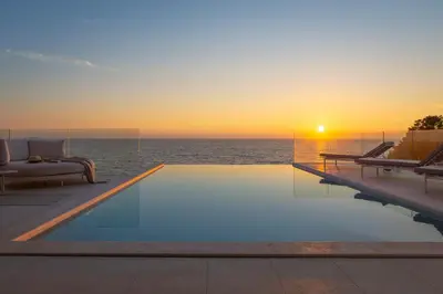 Pogled na izlazak ili zalazak sunca iz vila