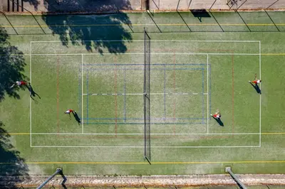 Tereni za tenis i/ili skvoš u sklopu objekta Room accomodation Jezera Lovišća ili u blizini
