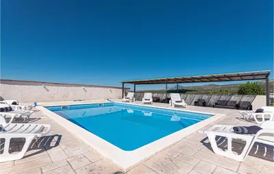 Bazen u objektu Nice Home In Sedramic With Outdoor Swimming Pool ili u blizini