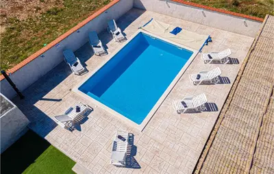 Bazen u objektu Nice Home In Sedramic With Outdoor Swimming Pool ili u blizini