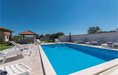 Bazen u objektu Nice Home In Sedramic With Outdoor Swimming Pool ili u blizini