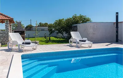 Bazen u objektu Nice Home In Sedramic With Outdoor Swimming Pool ili u blizini