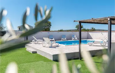Bazen u objektu Nice Home In Sedramic With Outdoor Swimming Pool ili u blizini
