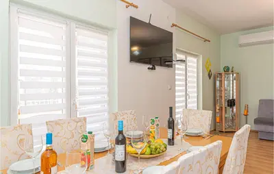 Pića u objektu Nice Home In Sedramic With Outdoor Swimming Pool